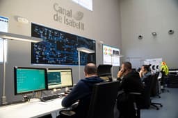 Centro de controle do Canal de Isabel II, que enfrenta mudanças significativas nas tubulações de Madrid. Reprodução: El País