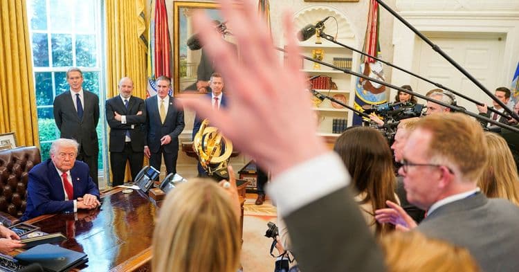 Ações europeias e asiáticas disparam após redução de tarifas anunciada por Trump. Reprodução: Reuters