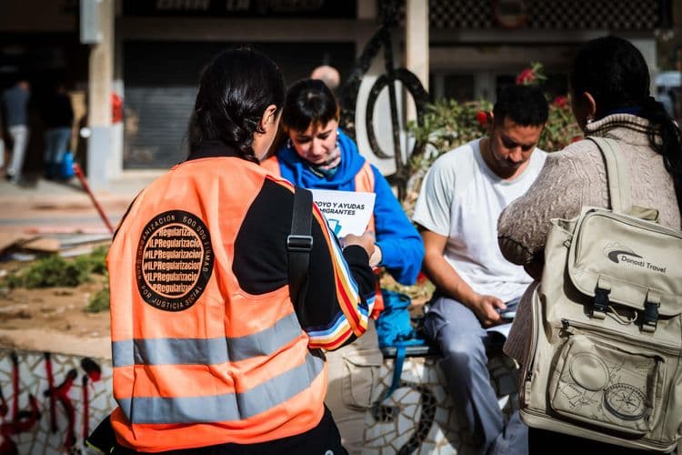 Voluntários ajudam imigrantes em situação irregular em áreas afetadas pela tempestade em Alfafar, Valência. Reprodução: El País