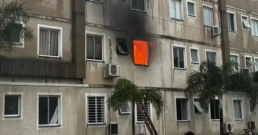 Incêndio em apartamento em Campo Grande, com adolescentes dentro, após desentendimento familiar.
