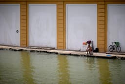Um homem pesca na orla do Guadalquivir em meio a alerta de calor extremo em Sevilla. Reprodução: El País