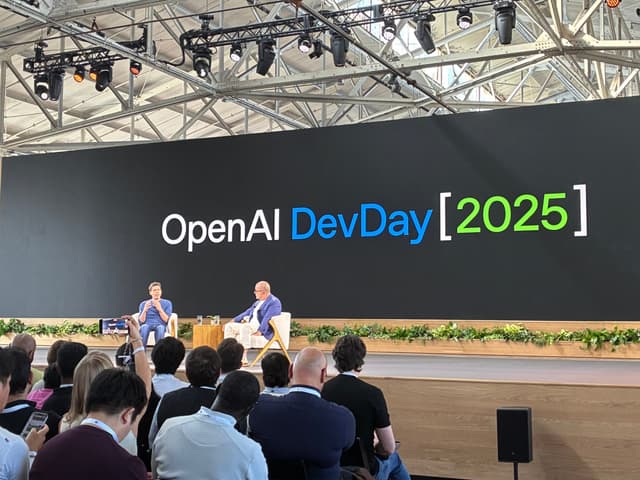 Altman e Ive discutem a família de dispositivos de IA da OpenAI no DevDay. Reprodução: Retorno do item 11