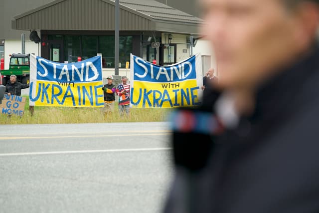 Manifestações de apoio à Ucrânia durante reunião de líderes no Alasca. Reprodução: Globo