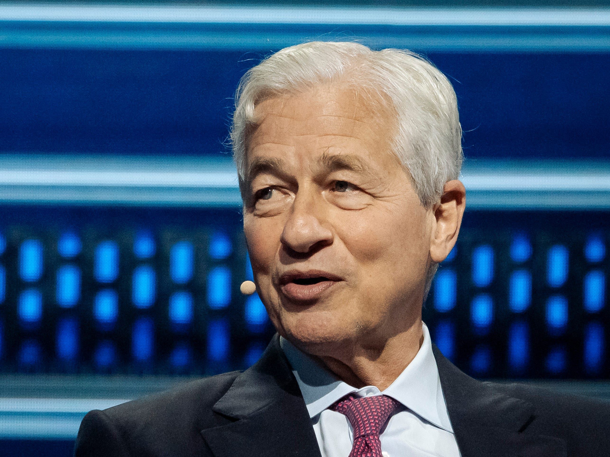 Jamie Dimon critica comentários de CEO sobre IA e emprego