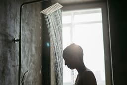 A prática de tomar banho traz benefícios à saúde física e mental, reduzindo estresse e promovendo limpeza. Reprodução: Globo