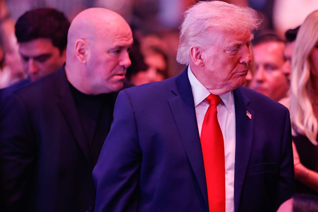 Donald Trump assiste ao UFC em Miami durante negociações entre EUA e Irã.. Reprodução: Ge