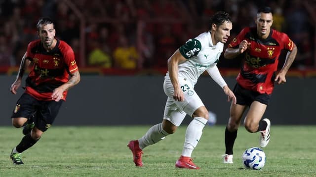 Arbitragem de vídeo confirma decisão em jogo entre Palmeiras e Sport na Ilha do Retiro. Reprodução: CNN Brasil