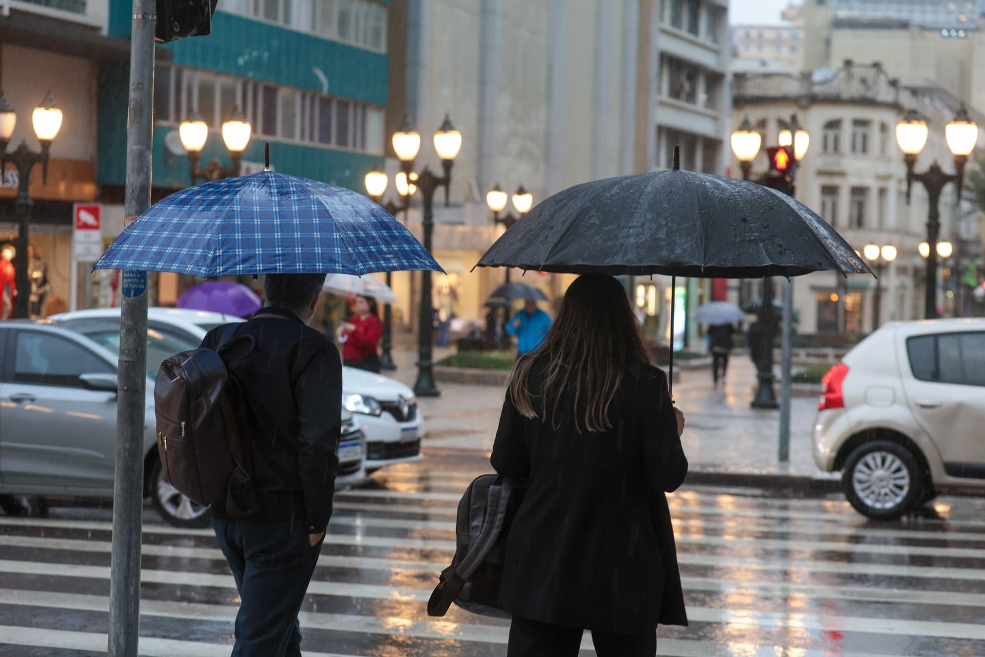 Pedestres enfrentam chuva e frio no centro de Curitiba (PR). Reprodução: Globo