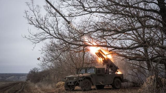 Conflito na Ucrânia: Rússia alega controle de cidade estratégica