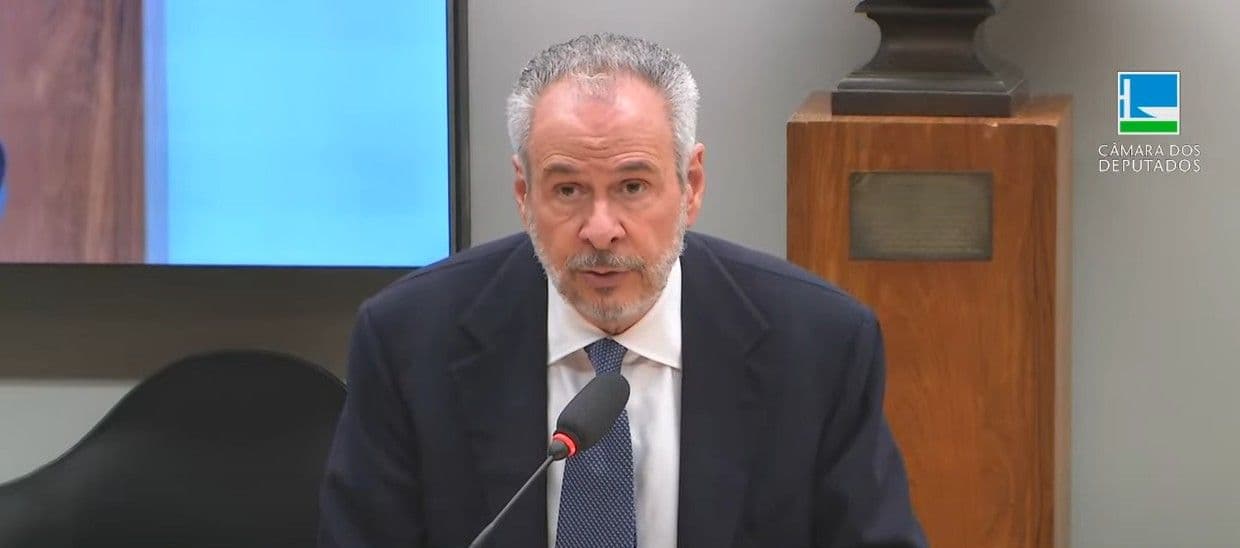 André Corrêa do Lago discute os altos preços de hospedagem em Belém durante audiência na Câmara dos Deputados. Reprodução: Globo