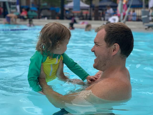 Pai e filho aproveitam momento de lazer na piscina.; Reprodução: Business Insider