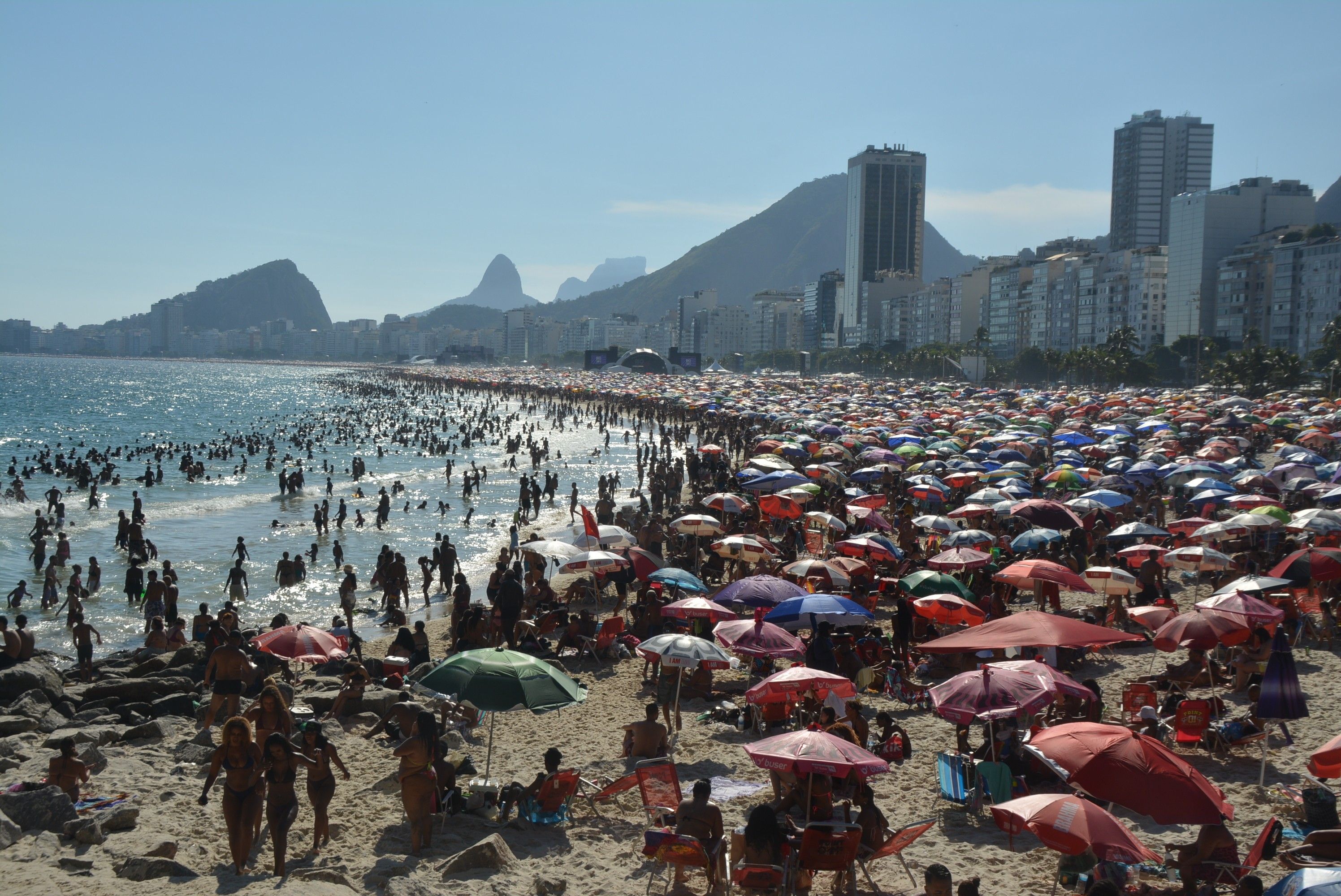 Sol intenso no Rio durante o feriadão, com previsão de calor nos próximos dias.. Reprodução: G1