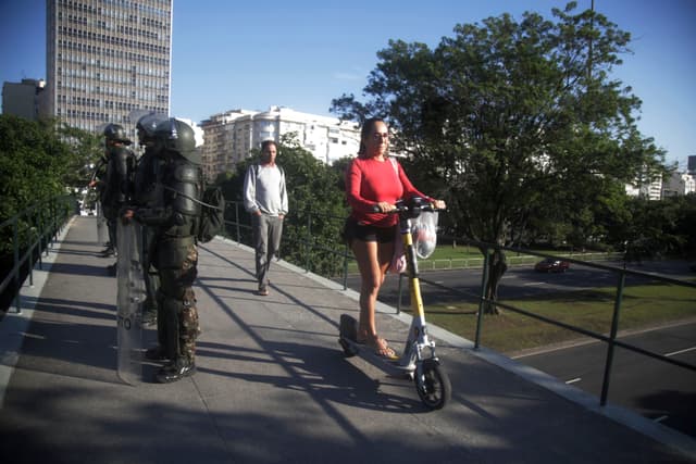 Movimentação normal no Aterro do Flamengo, com policiamento e grades de proteção para a cúpula do Brics. Reprodução: Globo