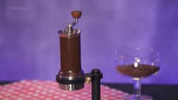 Designer Maycon Aram apresenta sua cafeteira artesanal que dispensa energia e cápsulas. Reprodução: PEGN