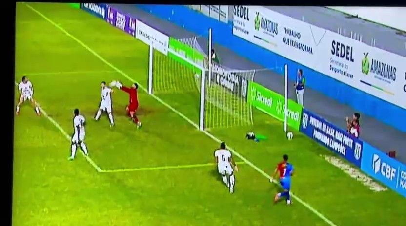 [Nova regra? Pênalti marcado após goleiro defender com as mãos, clube eliminado na semifinal]. Reprodução: Ge