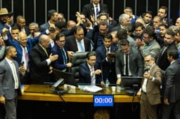 Hugo Motta assume a presidência da Câmara em meio a resistências da oposição. Reprodução: Globo