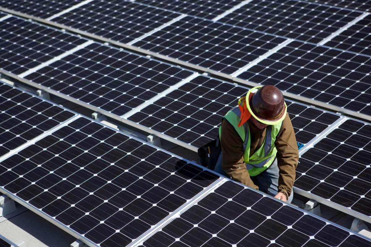 Energia solar dominará o setor energético até 2035, mas centros de dados de IA manterão combustíveis fósseis em operação