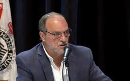 Romeu Tuma Jr. fala sobre esquema de desvio de ingressos no Corinthians durante coletiva de imprensa. Reprodução: iG Esporte