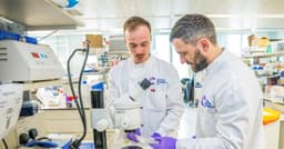 Ed Roberts encontra dificuldade para contratar cientista sênior devido a altos custos de visto no Reino Unido. Reprodução: Reuters