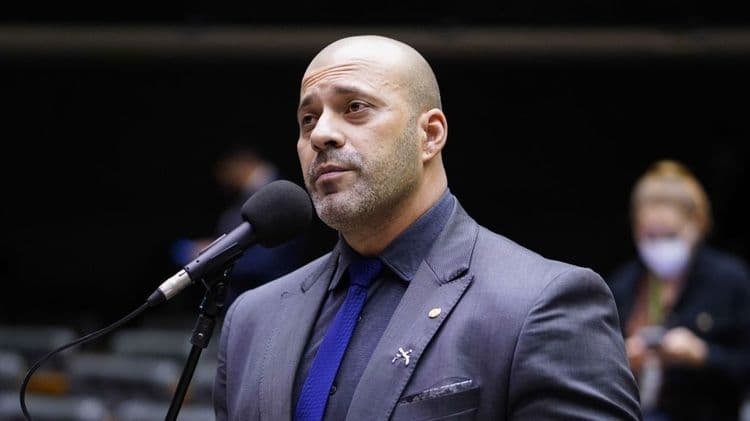Moraes permite semiaberto a Daniel Silveira, mas nega indulto