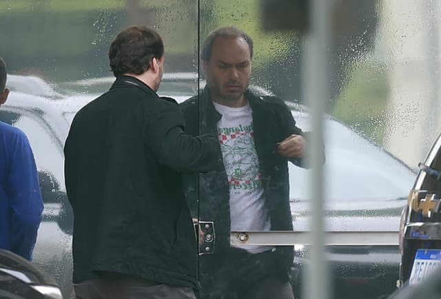 Filhos visitam Jair Bolsonaro na PF; ele aparece emocionado.. Reprodução: O Globo