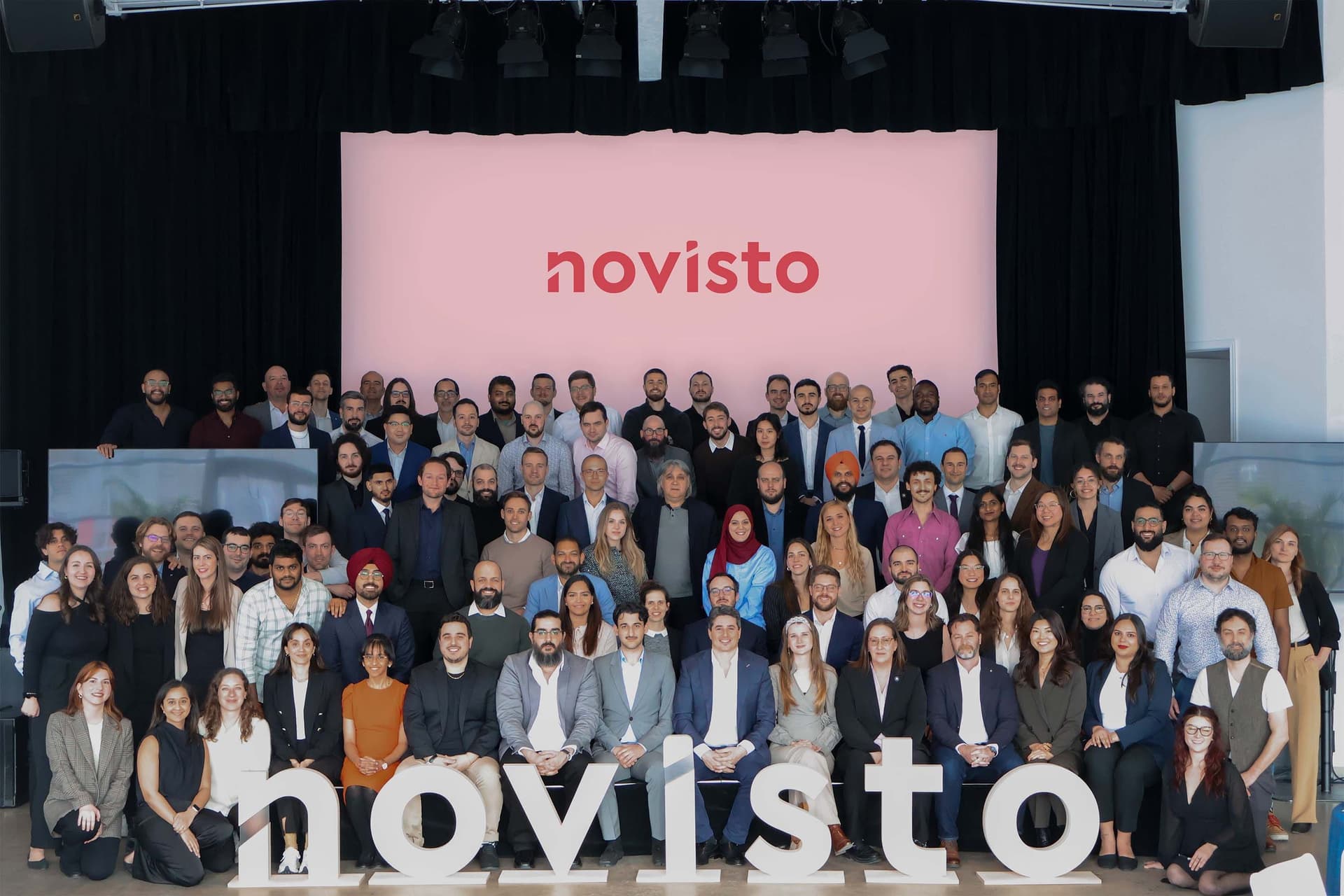 A equipe da Novisto celebra a captação de $27 milhões em financiamento para expandir sua plataforma de rastreamento ESG. Reprodução: Business Insider