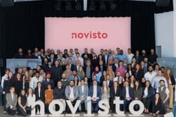 A equipe da Novisto celebra a captação de $27 milhões em financiamento para expandir sua plataforma de rastreamento ESG. Reprodução: Business Insider