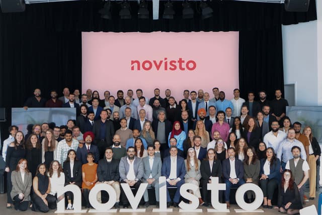 A equipe da Novisto celebra a captação de $27 milhões em financiamento para expandir sua plataforma de rastreamento ESG. Reprodução: Business Insider