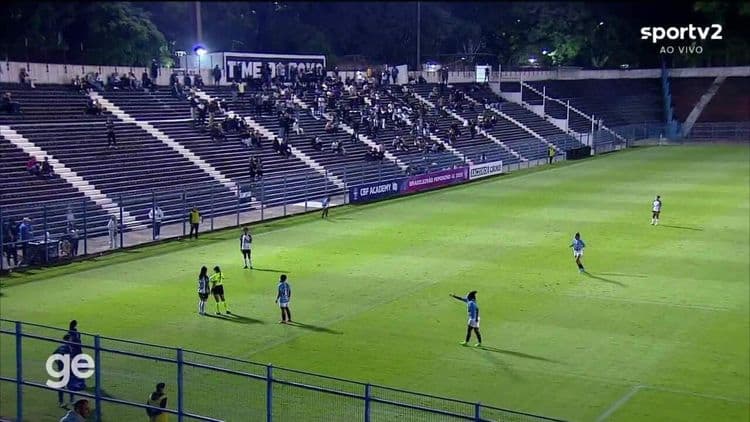 Raíssa Bahia discute com árbitra para voltar ao jogo após atendimento médico. Reprodução: Globo