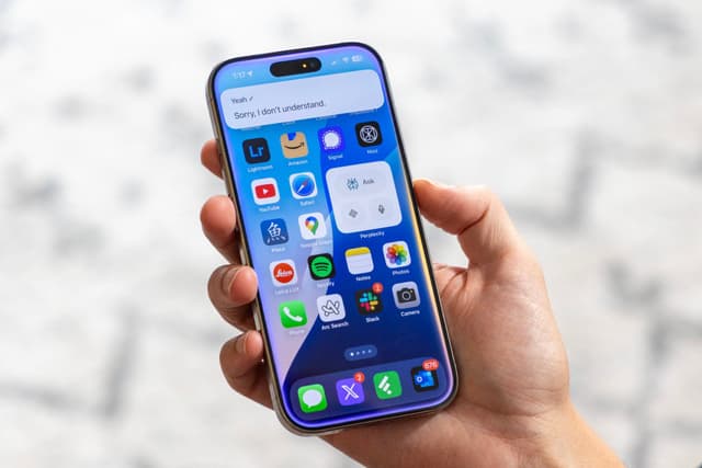 Nova Siri no iPhone 16 Pro enfrenta desafios para garantir o futuro da Apple. Reprodução: Gizmodo