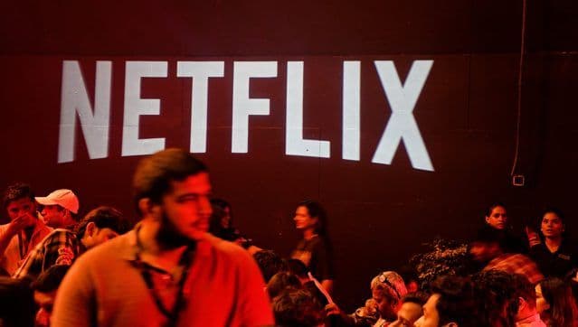 Ted Sarandos defende que a Netflix está revitalizando Hollywood em evento do Time100 Summit. Reprodução: IGN Brasil