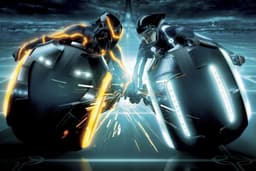 Imagem de 'Tron: Legacy' com traje luminoso; filmes originais ganham reedição em Ultra 4K neste setembro. Legenda da imagem. Reprodução: Gizmodo