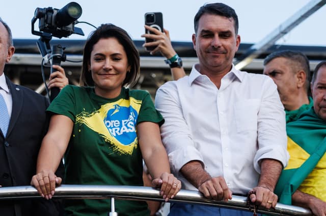 Bolsonaristas se reúnem em Brasília após a prisão de Bolsonaro. Reprodução: O Globo