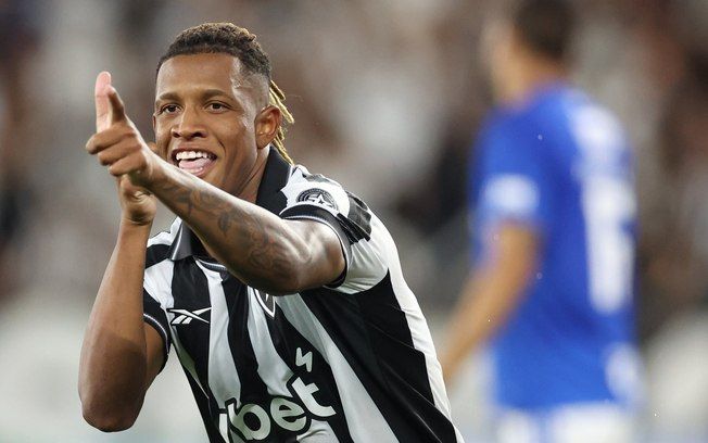 [Botafogo celebra vitória sobre o Cruzeiro, líder do Brasileirão]. Reprodução: Esporte