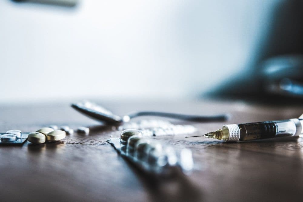 Nossa abordagem precisa mudar para combater o speedballing, mistura perigosa de opioides e estimulantes.; Legenda da imagem. Reprodução: Gizmodo