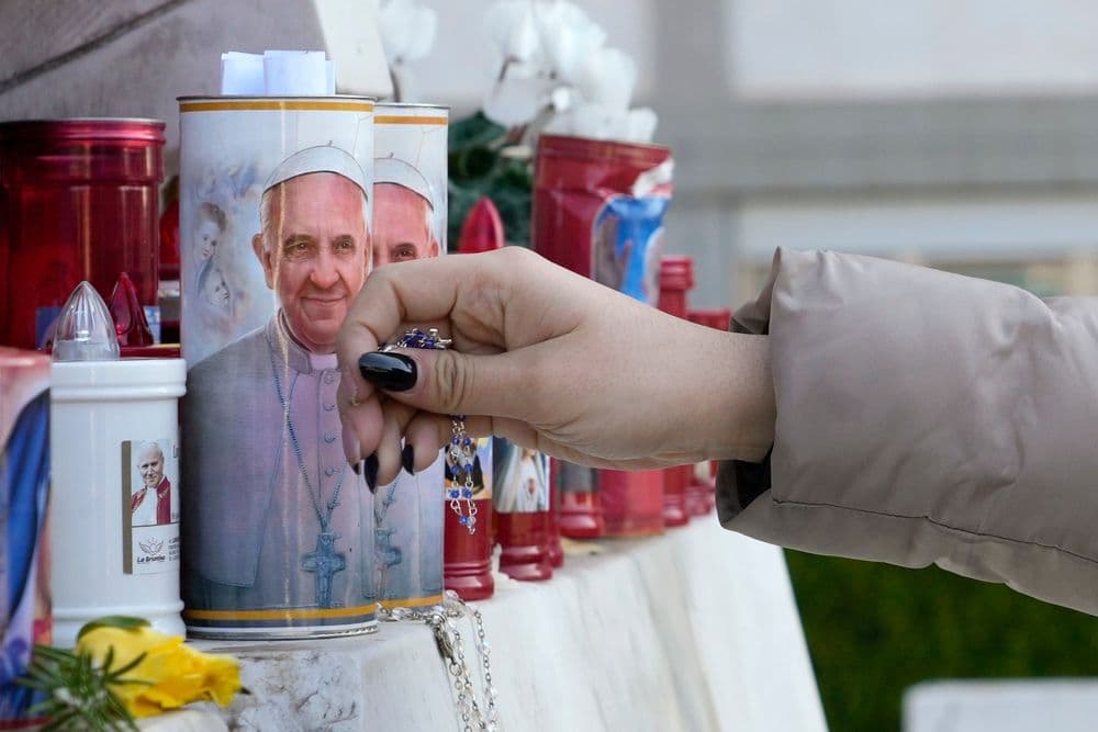 Saúde do Papa Francisco apresenta leve melhora em hospital