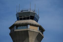 Torre de controle de Newark reflete atrasos aéreos causados pela falta de controladores. Legenda da imagem. Reprodução: Business Insider