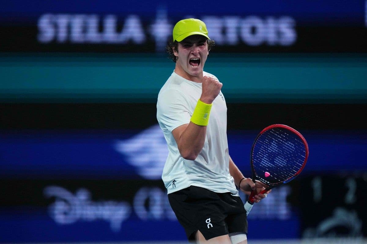 João Fonseca comemora vitória sobre dinamarquês em partida de tênis. Reprodução: Globo