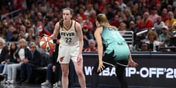 Caitlin Clark dribla a bola em partida entre New York Liberty e Indiana Fever. Reprodução: Business Insider