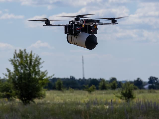 Drones não jamáveis forçam tropas ucranianas a avançar com cautela entre fios no terreno. Reprodução: Businessinsider