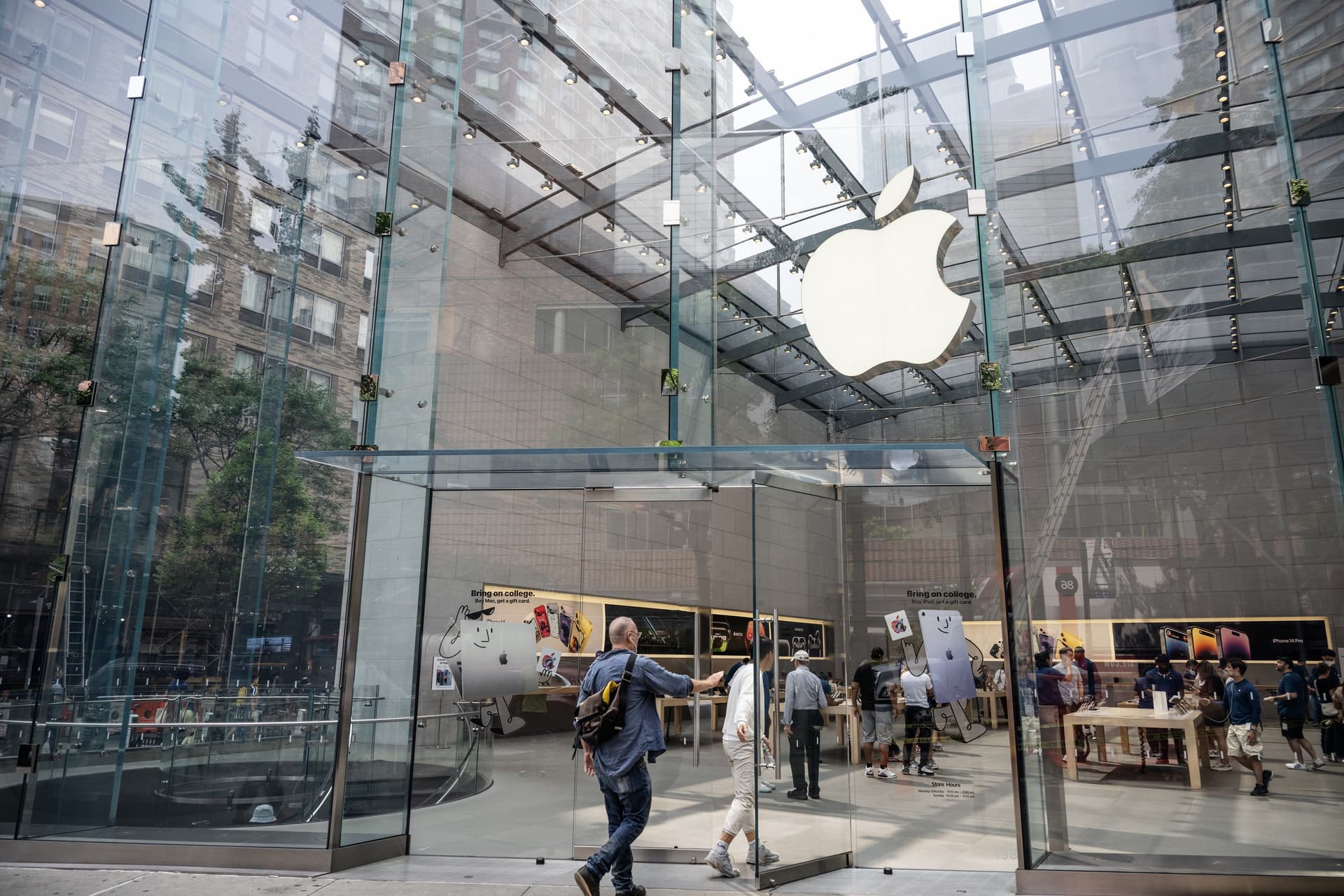 Apple apresenta novos dispositivos de IA, incluindo um robô com assistente virtual Siri. Reprodução: Globo
