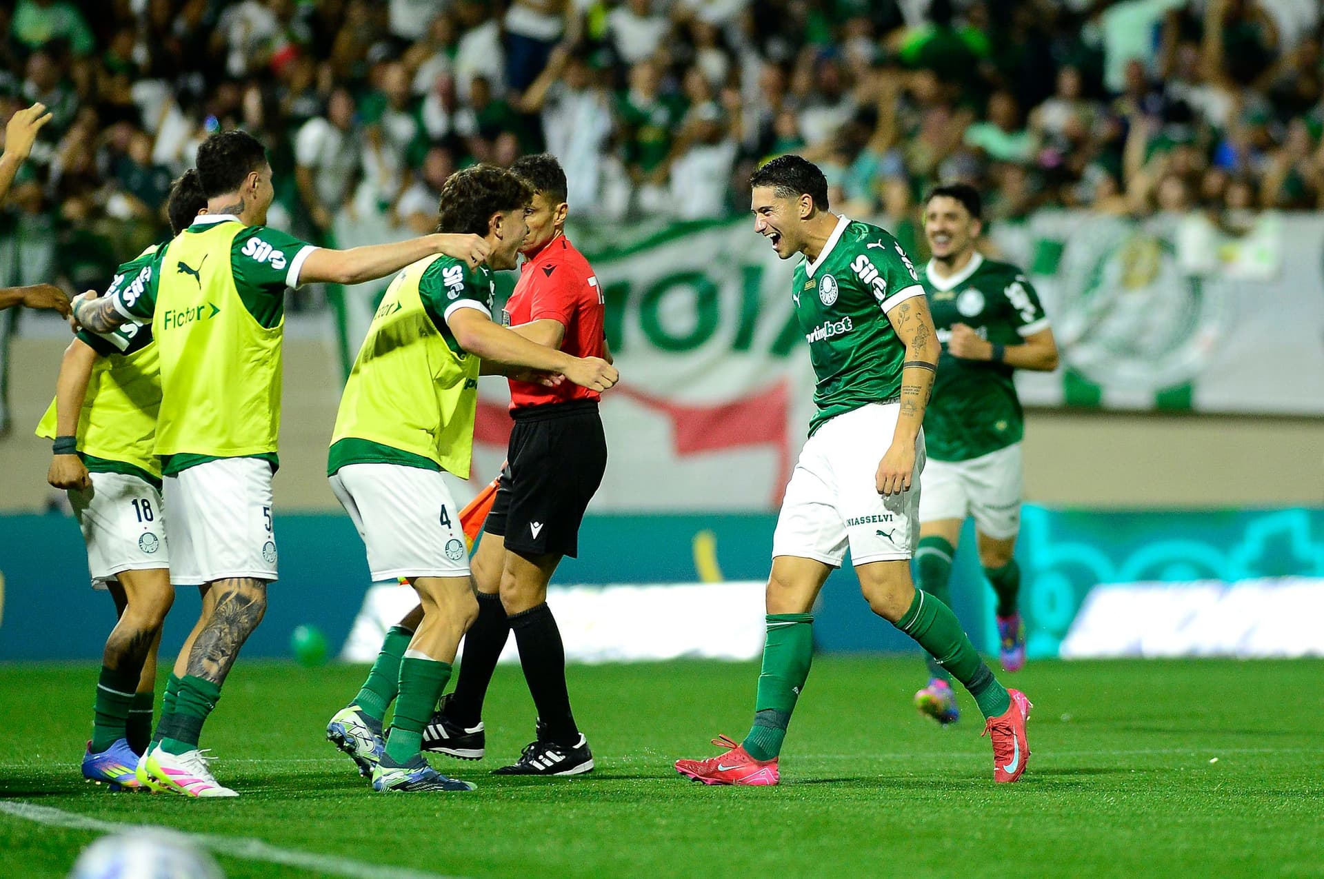 O Palmeiras vence o Corinthians por 2 a 0 em Barueri, com grande atuação. Reprodução: Globo
