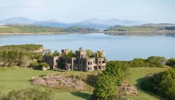 Shuna, uma ilha escocesa com castelo em ruínas, está à venda pela primeira vez em 80 anos. Legenda da imagem. Reprodução: Globo