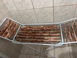 Dinheiro pendurado em varal é apreendido em operação contra lavagem de dinheiro em SC. Legenda da imagem. Reprodução: Retorno do item 11