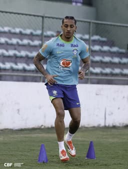 Brasil Testa João Pedro como Centroavante