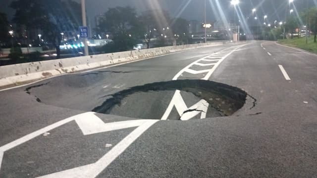 Prefeito Ricardo Nunes inspeciona a cratera na Marginal do Tietê, que causa congestionamento. Reprodução: Globo