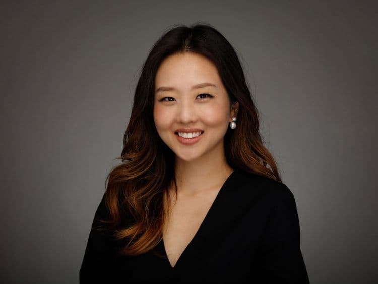 Irene Ham, fundadora da Poom Cosmetics, enfrenta desafios de lançamento devido a tarifas sobre produtos. Reprodução: Business Insider