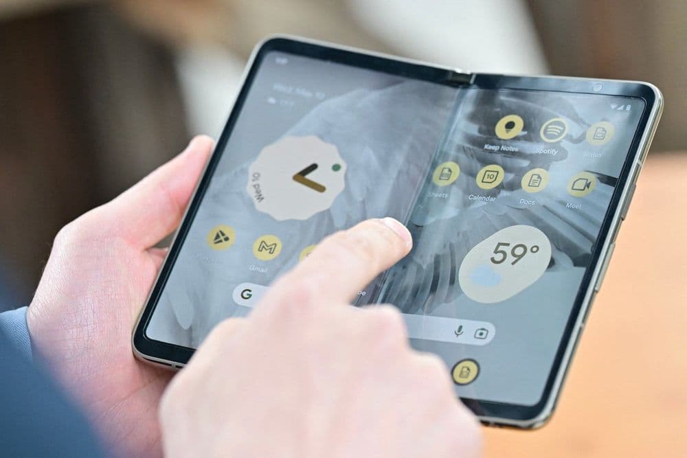 Google e Samsung preparam lançamento de seus smartphones dobráveis.; Reprodução: Gizmodo