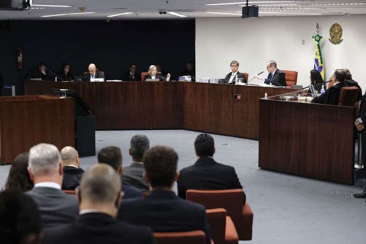 Advogado detido ao tentar acessar plenário após queixas nas defesas dos acusados. Reprodução: CNN Brasil