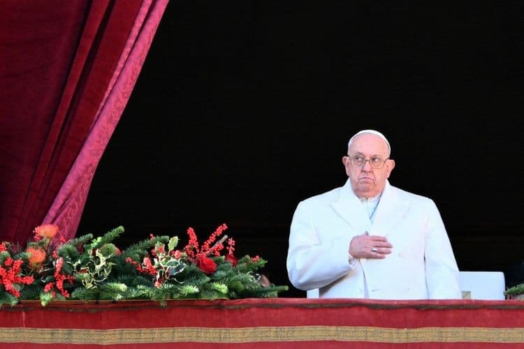 Papa Francisco durante cerimônia religiosa, enfatizando sua liderança na Igreja Católica. Reprodução: Globo